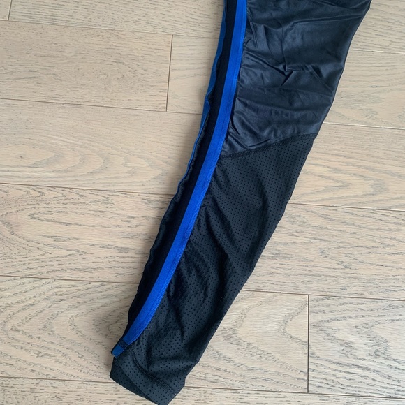 Workout set -  cropped top and leggings with mesh inserts - Picture 3 of 7